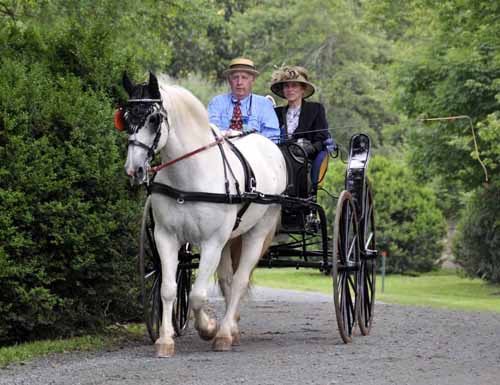 © Jennifer Singleton – Please do not copy or save without permission one of the single turnouts on the twilight drive: Roger and Sue Murray